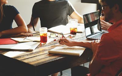 ¿Es recomendable compartir espacio con compañeros de trabajo fuera de la oficina?